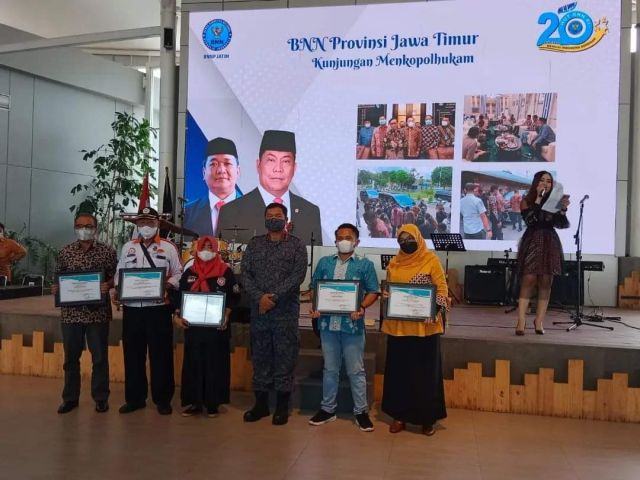 Ketua GMDM Jawa Timur Dapat Penghargaan dari BNNP Jawa Timur