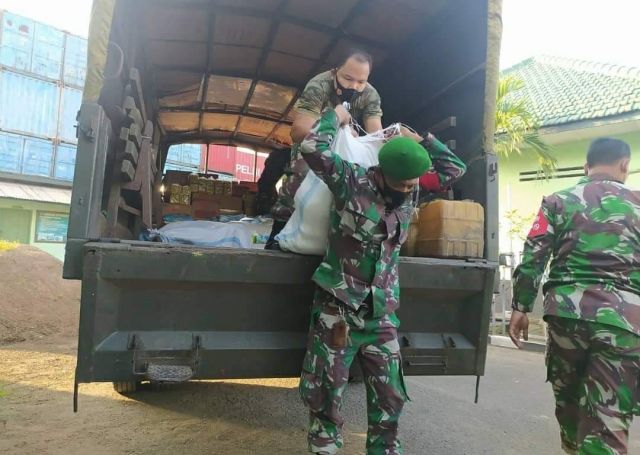 Kodim 0830/Surabaya Utara Kirim Bantuan Paket Sembako untuk Korban Bencana Alam di Malang