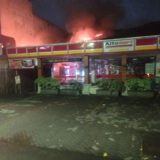 Gerai Alfamart di Jalan Diponegoro Surabaya Kebakaran