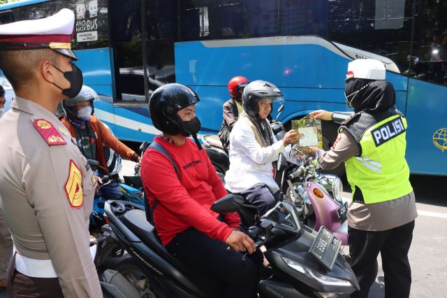 Satlantas Polres Tanjung Perak Bagikan Obat dan Nasi