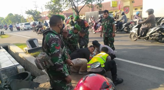 Prajurit Kodim 0830/Surabaya Utara Bantu Korban Kecelakaan