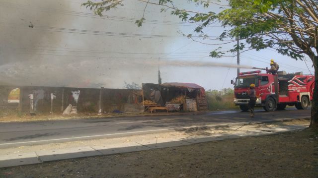 PT Dayasa Aria Prima Bantu Pemadaman Api Kebakaran  Lahan di Desa Petiken, Gresik