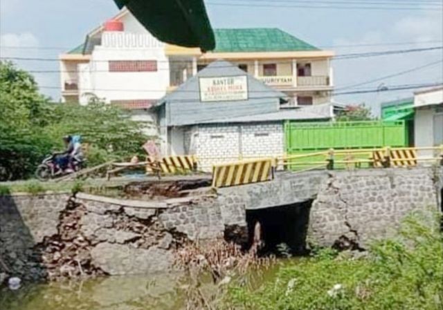 Pembangunan Jembatan Klampok Benjeng-Cerme Mangkrak