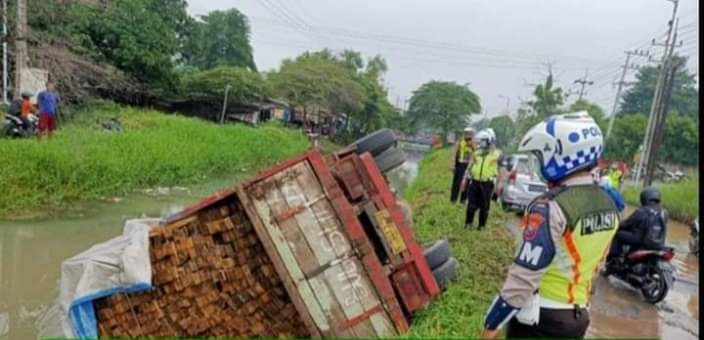Truk Jadi Korban Jalan Berlubang di Kabupaten Sidoarjo yang Tak Kunjung Diperbaiki