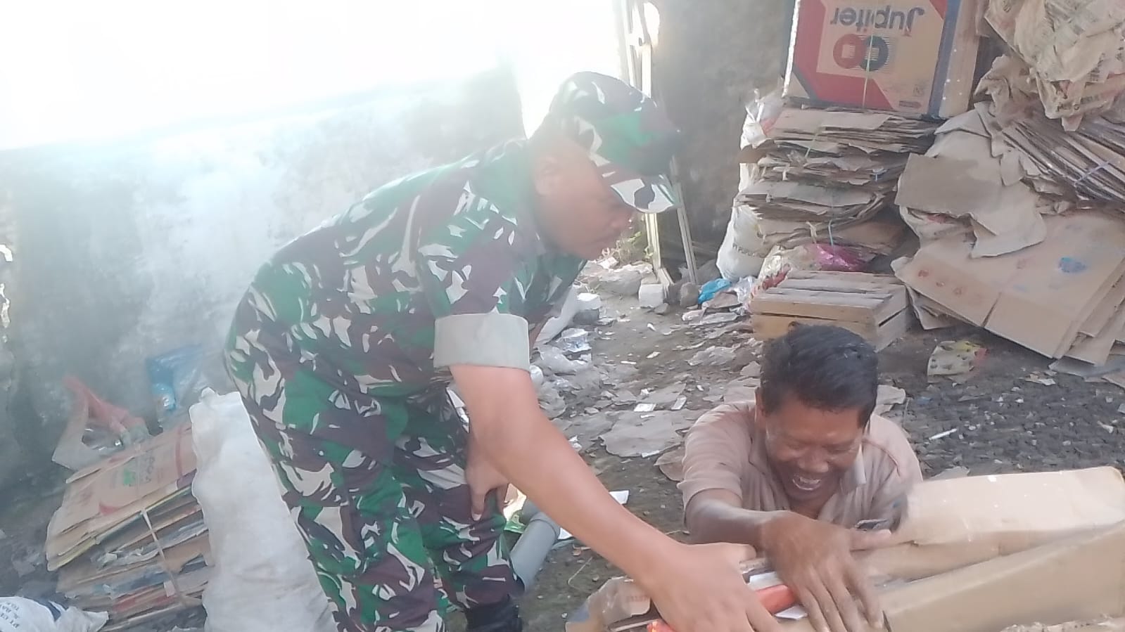 Dongkrak Semangat Usaha Pengepulan Barang Bekas, Serma Bunarto Berkunjung Langsung ke Gudangnya