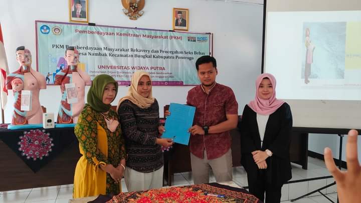 Universitas Wijaya Putra Menggelar PKM di Desa Nambak untuk Edukasi Menangkal Dampak Seks Bebas 