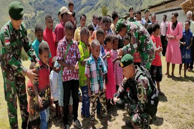 Satgas Yonif MR 412/Kostrad Rayakan Paskah Bersama di Pedalaman Papua