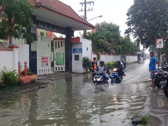 Banjir Terjadi di Ruas Jalan Benowo-Rejosari 