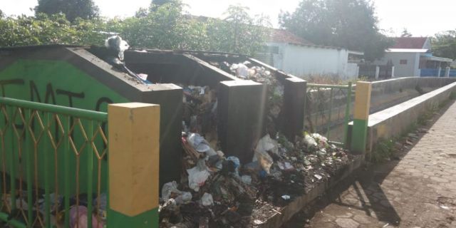 Warga Kelurahan Parteker Keluhkan Bau Busuk Bak Sampah yang Tidak Terurus
