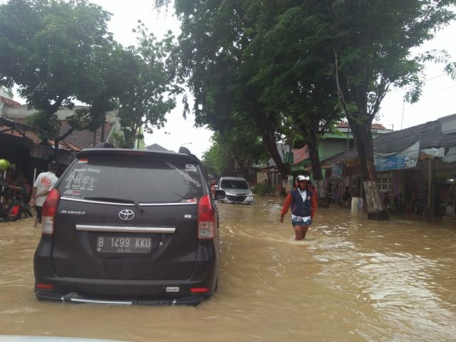 Pasar Blega Terendam Banjir, Arus Lalu Lintas Macet Total