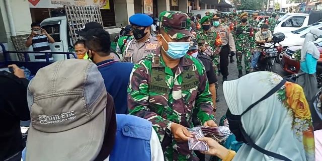Dandim Surabaya Timur Blusukan Pasar Tambakrejo Bagikan Masker