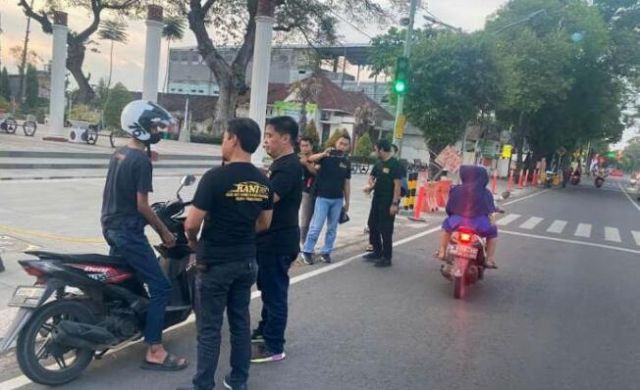 Satresnarkoba Polres Pasuruan Kota Berbagi Kaos HANI untuk Warga