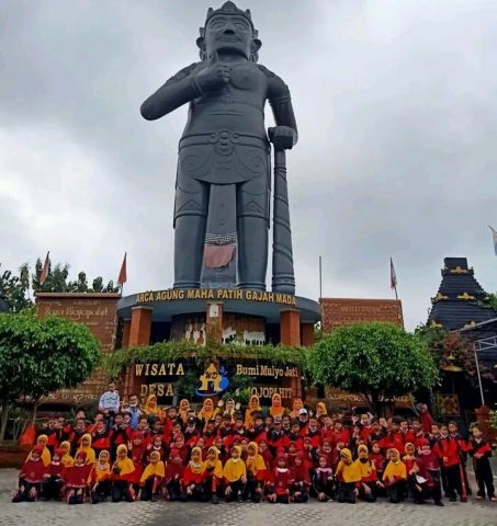 Rayakan tumpeng kuning simbol kemakmuran mojopahit bangkit ( ulang tahun ke 21 tahun wisata desa Dlanggu Mojokerto ) 
