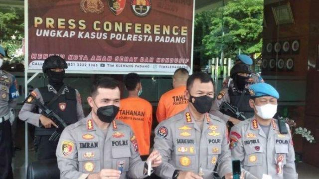 Perwira Polisi Sakau di Halaman Mapolresta Padang