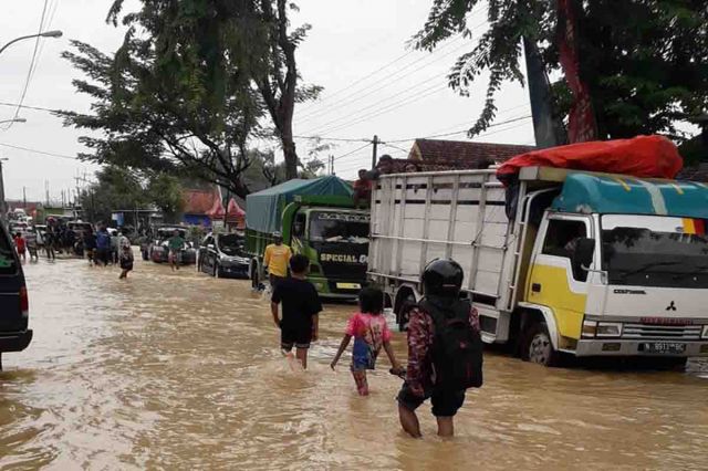 Pasar Blega Banjir, Jalanan Macet Sejauh 2 KM