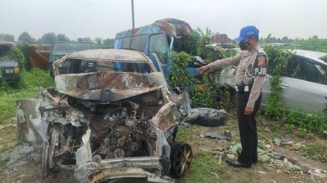 3 Orang Meningga Minibus Tabrak Truk di Tol Cipali