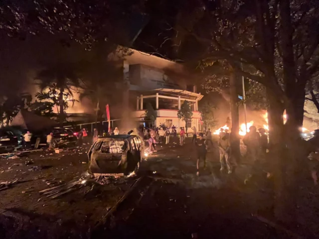 DPRD Makassar Hangus Dibakar Massa