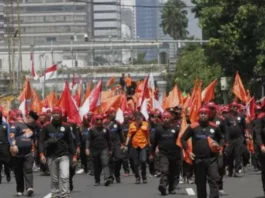 Demo 28 Agustus 2025: Ribuan Buruh Gelar Aksi HOSTUM di DPR