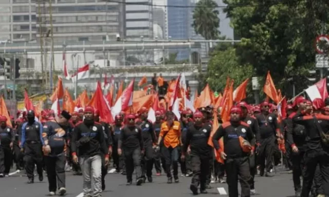 Demo 28 Agustus 2025: Ribuan Buruh Gelar Aksi HOSTUM di DPR