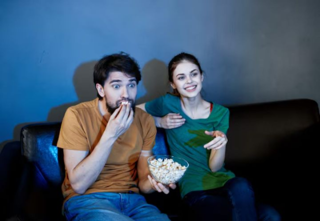 Orang yang Suka Nonton Ulang Film Sama Ternyata Punya 10 Karakteristik Ini