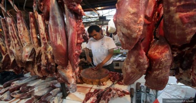 Antrean Mengular Warga Berebut Daging Babi