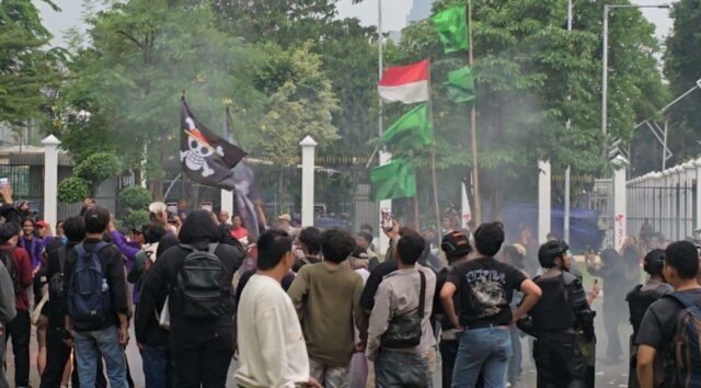 Gejolak Demokrasi! Demo Bubarkan DPR 25 Agustus Guncang Senayan