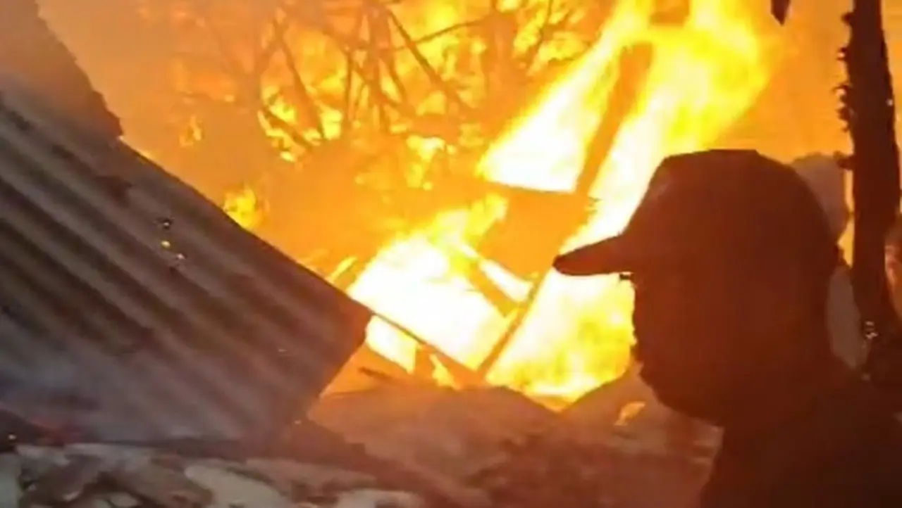 18 Kios di Pasar Labuan Pandeglang Hangus Terbakar, Kerugian Ditaksir Capai Rp300 Juta 18 Kios di Pasar Labuan Pandeglang Hangus Terbakar, Kerugian Ditaksir Capai Rp300 Juta