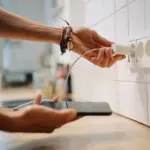 Ahli Kelistrikan Ungkap Bahaya Membiarkan Charger Terpasang di Stopkontak Tanpa Beban Secara Terus-menerus