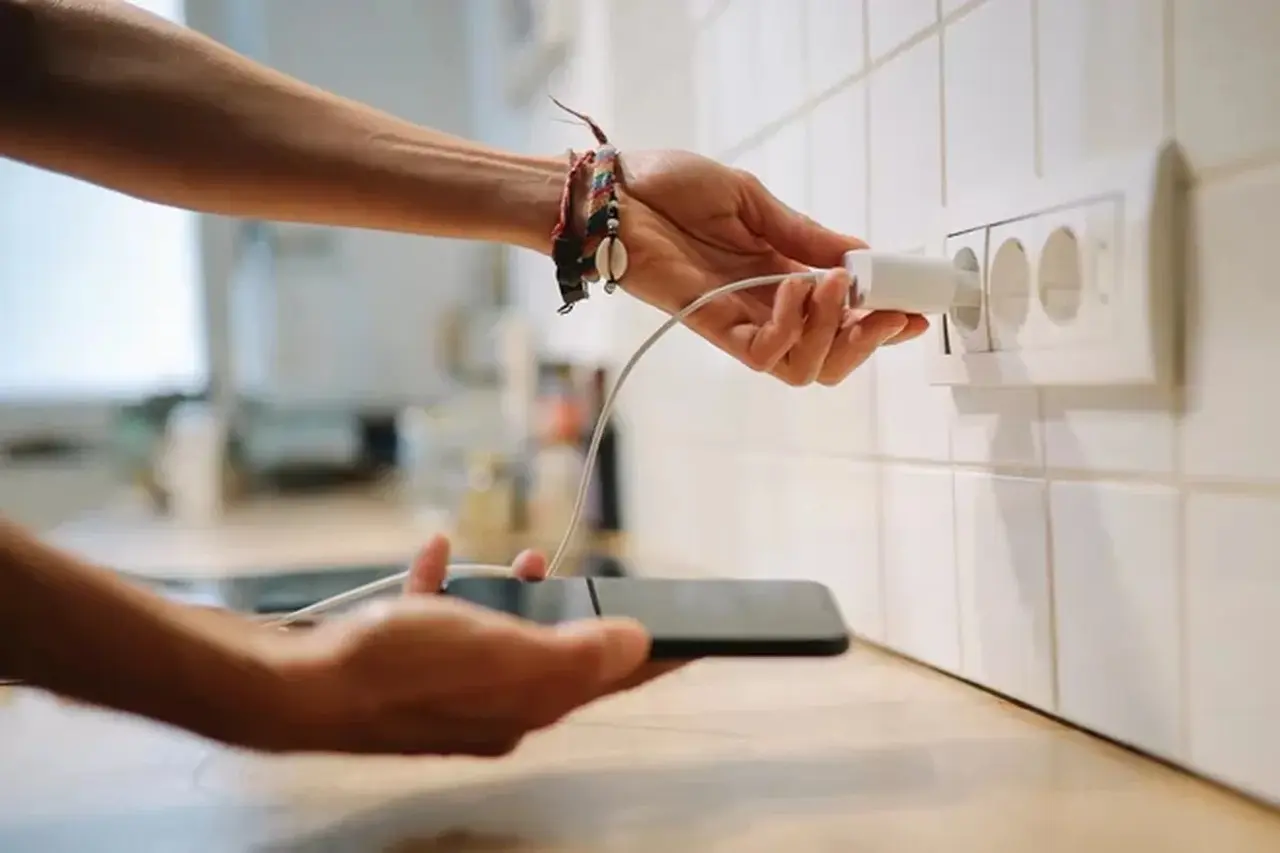 Ahli Kelistrikan Ungkap Bahaya Membiarkan Charger Terpasang di Stopkontak Tanpa Beban Secara Terus-menerus Ahli Kelistrikan Ungkap Bahaya Membiarkan Charger Terpasang di Stopkontak Tanpa Beban Secara Terus-menerus