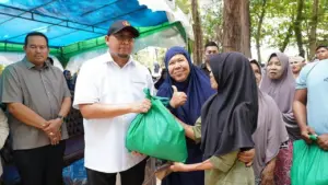 Andre Rosiade Salurkan 1.000 Paket Sembako di Pariaman, Bagian dari 65 Ribu Bantuan untuk Sumbar