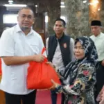 Andre Rosiade Ungkap Kepedulian Lewat 1.000 Paket Sembako di Batang Arau, Dorong Solusi Konkret Hadapi Kenaikan Harga