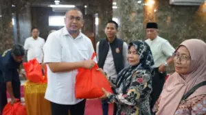 Andre Rosiade Ungkap Kepedulian Lewat 1.000 Paket Sembako di Batang Arau, Dorong Solusi Konkret Hadapi Kenaikan Harga