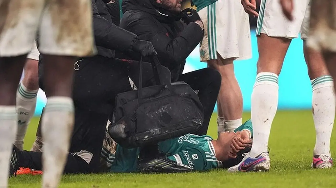 Arne Slot Ungkap Kondisi Wataru Endo Usai Alami Cedera Serius di Laga Sunderland vs Liverpool