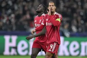 Arne Slot Ungkap Strategi Jangka Panjang Liverpool dan Masa Depan Virgil van Dijk di Anfield