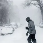 Badai Salju Lumpuhkan Pantai Timur AS: Lebih dari 3.800 Penerbangan Dibatalkan hingga Senin Malam