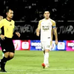 Bernardo Tavares Soroti Kinerja Wasit dan VAR Usai Persebaya Ditahan Imbang Dewa United 1-1