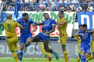 Bojan Hodak Beri Atensi Khusus Bernardo Tavares Jelang Duel Sengit Persib Kontra Persebaya di Surabaya