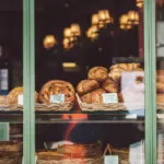 BreadTalk Singapura Pecat Pekerja yang Bersihkan Rak Roti Pakai Sapu di Gerai Eastpoint Mall