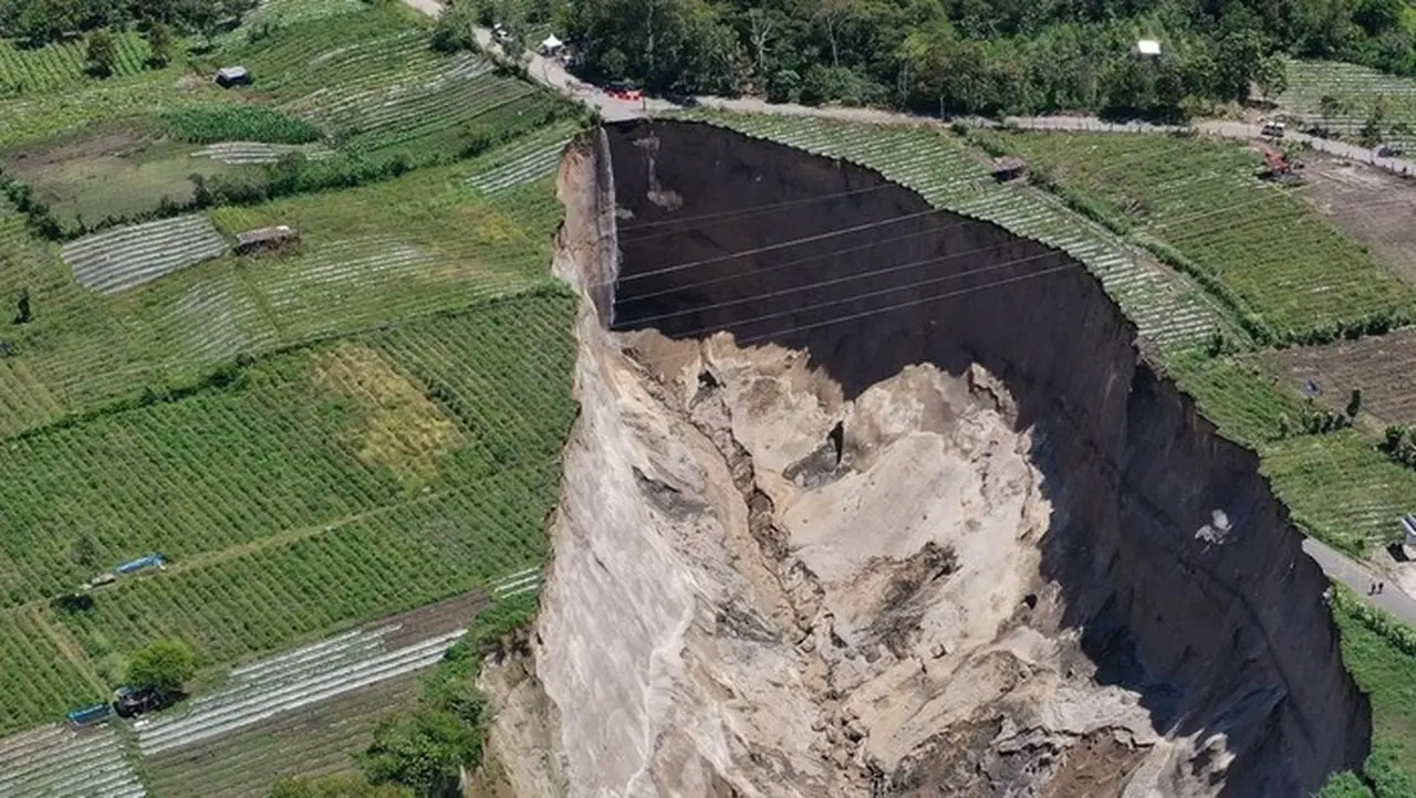 BRIN Ungkap Penyebab Lubang Raksasa di Aceh Tengah: Bukan Sinkhole, Tetapi Longsoran Tufa Gunung Berapi.