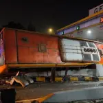 Bus Pariwisata Bali Kayana Terguling di GT Waru Surabaya, Belasan Penumpang Dilarikan ke Rumah Sakit