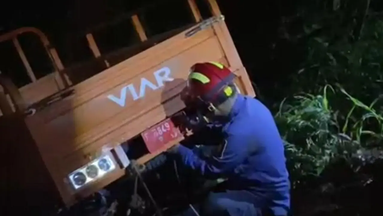 Detik-detik Dramatis Evakuasi Motor Roda Tiga yang Tercebur Empang Curam di Bojonggede Bogor