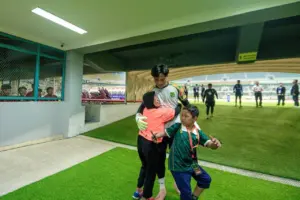 Ernando Ari Tukar Jersey dengan Suporter Setia Sugiarti, Kisah Haru di Balik Kemenangan Persebaya