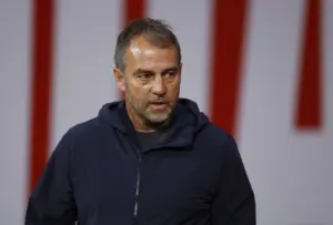 Hansi Flick Tegaskan Tak Ejek Real Madrid Usai Komentari Kekalahan Sang Rival di Copa Del Rey