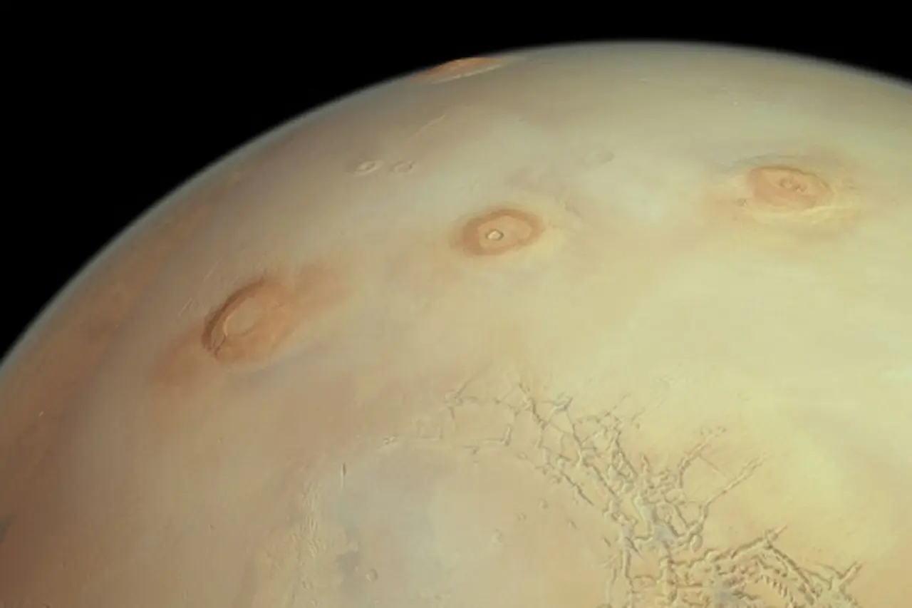 Ilmuwan Temukan Bukti Aktivitas Magma Mars yang Bertahan Lama di Bawah Permukaan Pavonis Mons