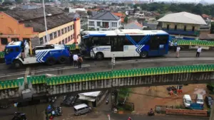 Insiden Adu Banteng TransJakarta di Jalur Layang Koridor 13: 23 Penumpang Luka, Dua Patah Tulang, Biaya Ditanggung Penuh