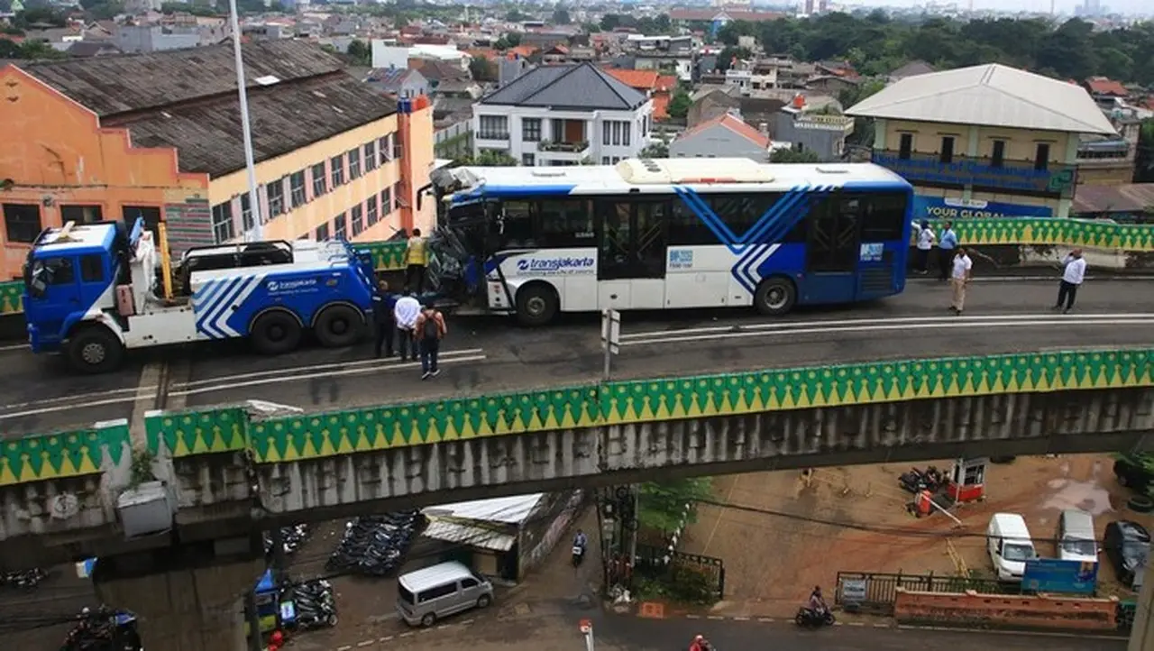 Insiden Adu Banteng TransJakarta di Jalur Layang Koridor 13: 23 Penumpang Luka, Dua Patah Tulang, Biaya Ditanggung Penuh