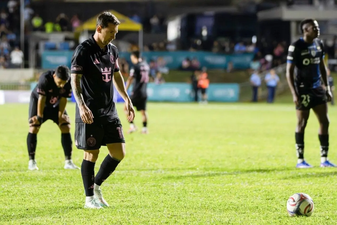 Insiden Invasi Lapangan Soroti Laga Pramusim Inter Miami, Lionel Messi Tetap Cetak Gol Penentu Kemenangan Insiden Invasi Lapangan Soroti Laga Pramusim Inter Miami, Lionel Messi Tetap Cetak Gol Penentu Kemenangan