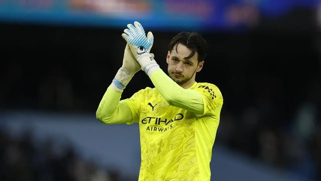 James Trafford Buktikan Kualitas di Bawah Mistar Manchester City Meski Jarang Mendapat Menit Bermain James Trafford Buktikan Kualitas di Bawah Mistar Manchester City Meski Jarang Mendapat Menit Bermain