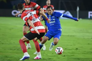 Jelang Persebaya vs Persib, Adam Alis Bahas Mental Tim dan Waspadai Kebangkitan Bajul Ijo