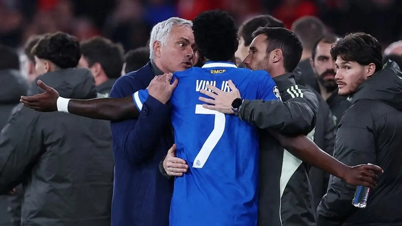 Jose Mourinho Sebut Selebrasi Gol Vinicius Junior Tidak Sopan dan Provokasi Suporter Benfica